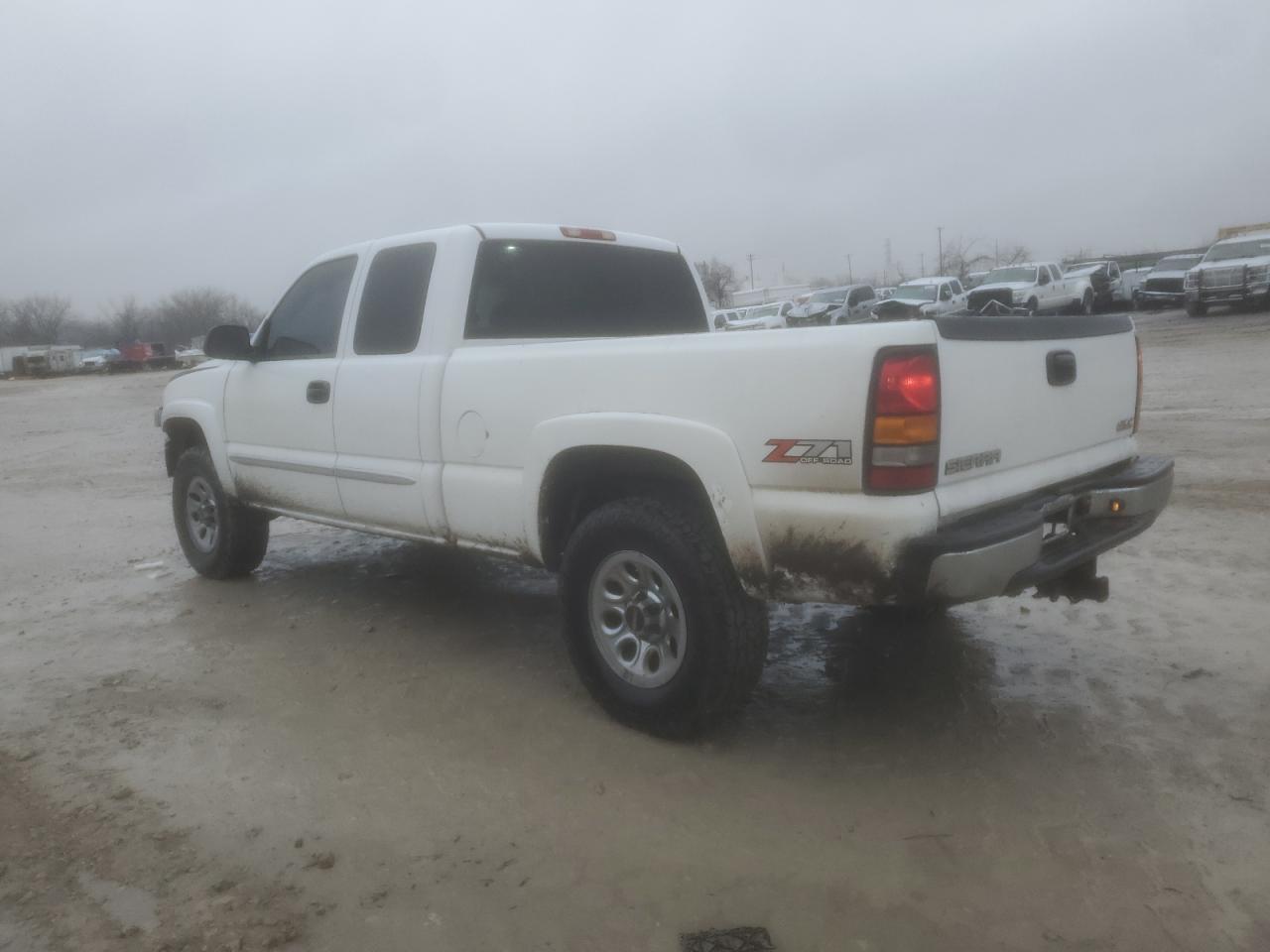 2005 GMC Sierra - Фото 2