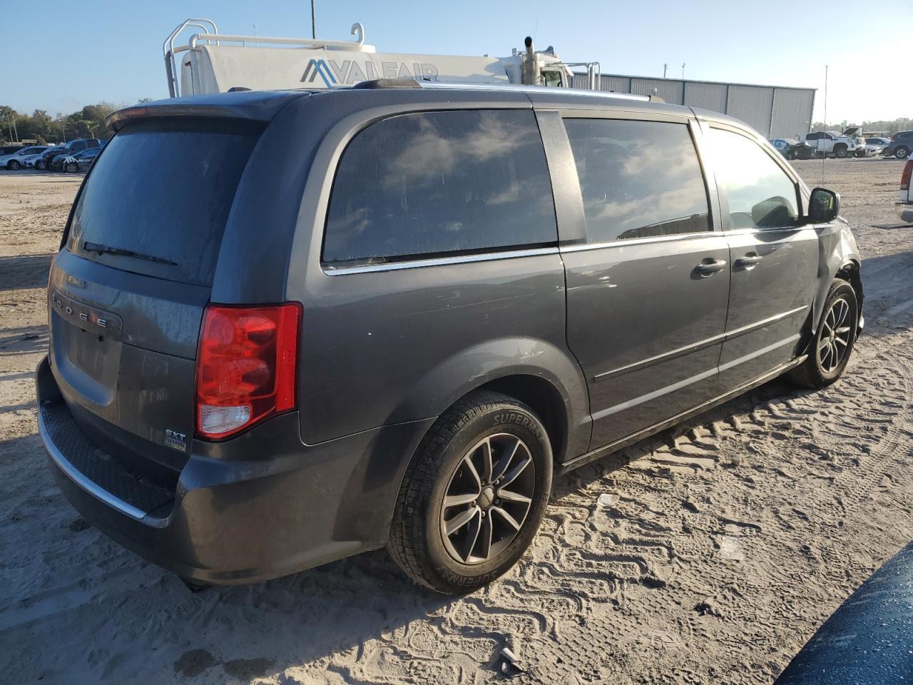 2017 Dodge Grand Caravan Sxt - Image 3