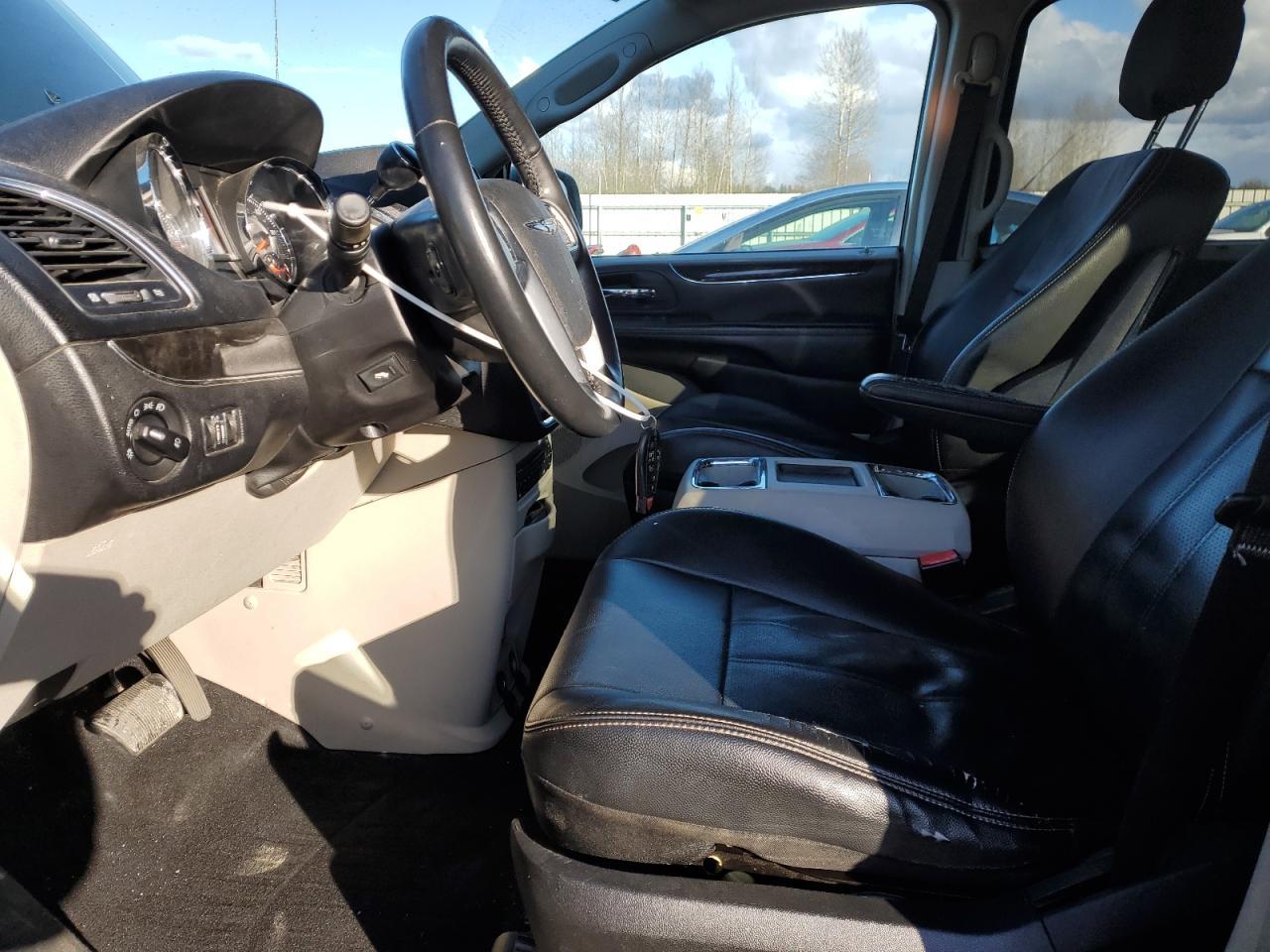 2012 Chrysler Town & Country Touring L - Фото 7