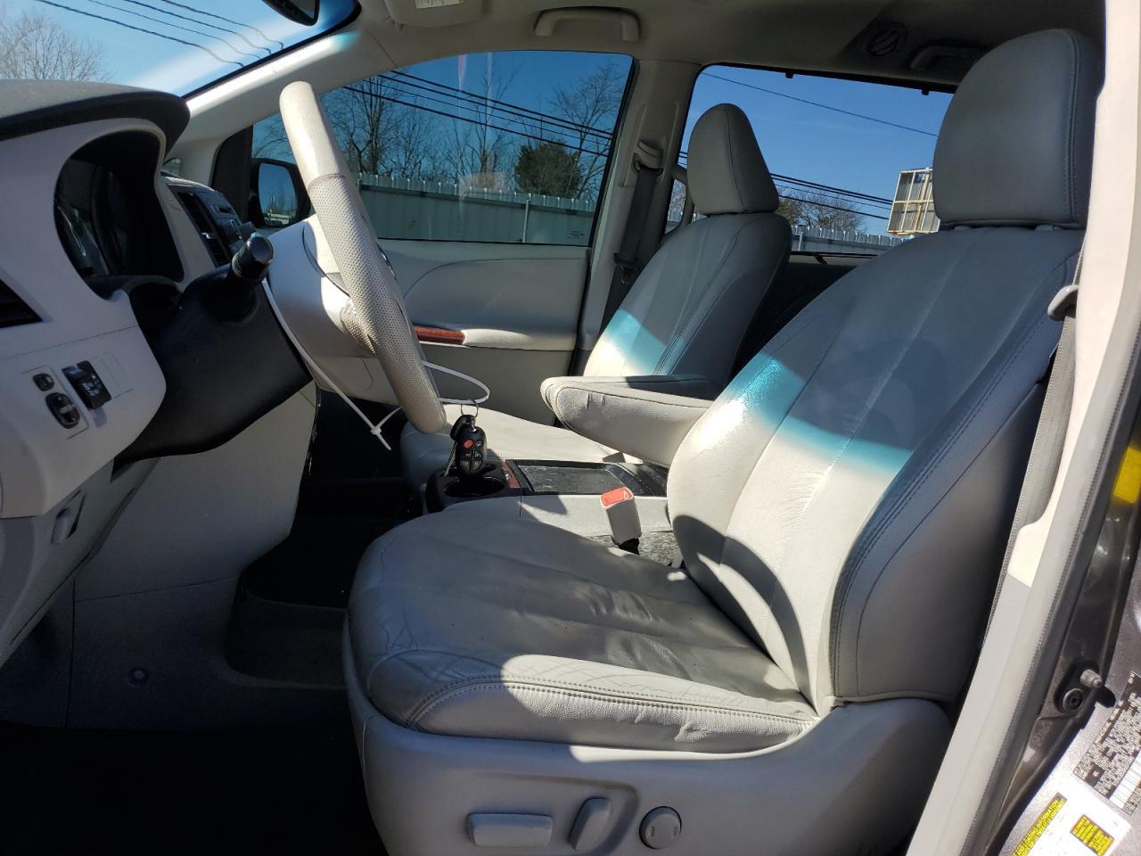 2011 Toyota Sienna Xle - Фото 7