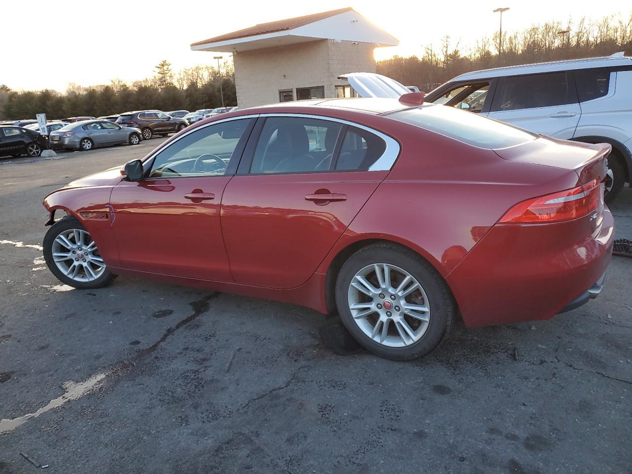 2018 Jaguar Xe Premium - Фото 2