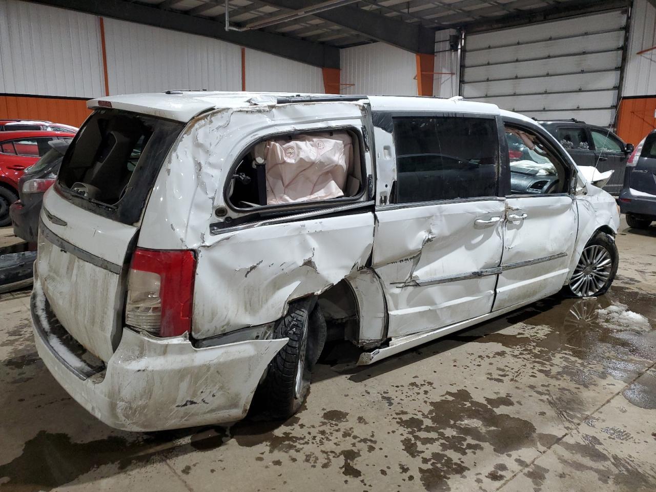 2014 Chrysler Town & Country Touring L - Image 3