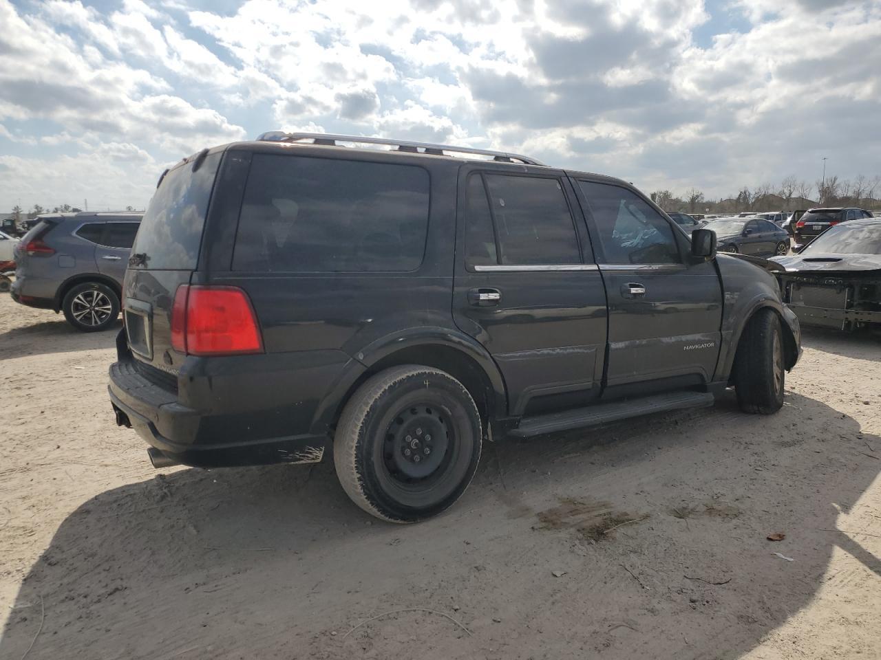 2004 Lincoln Navigator - Image 3