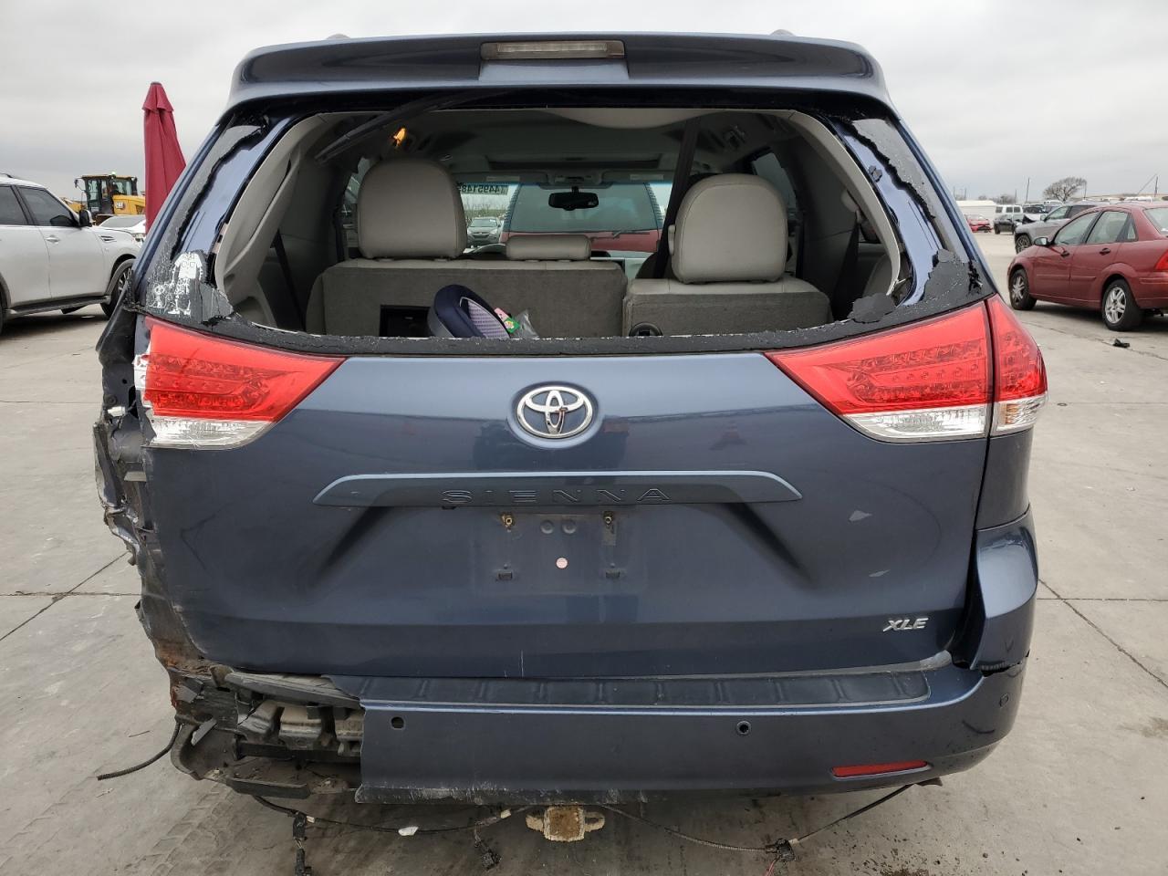 2015 Toyota Sienna Xle - Image 6