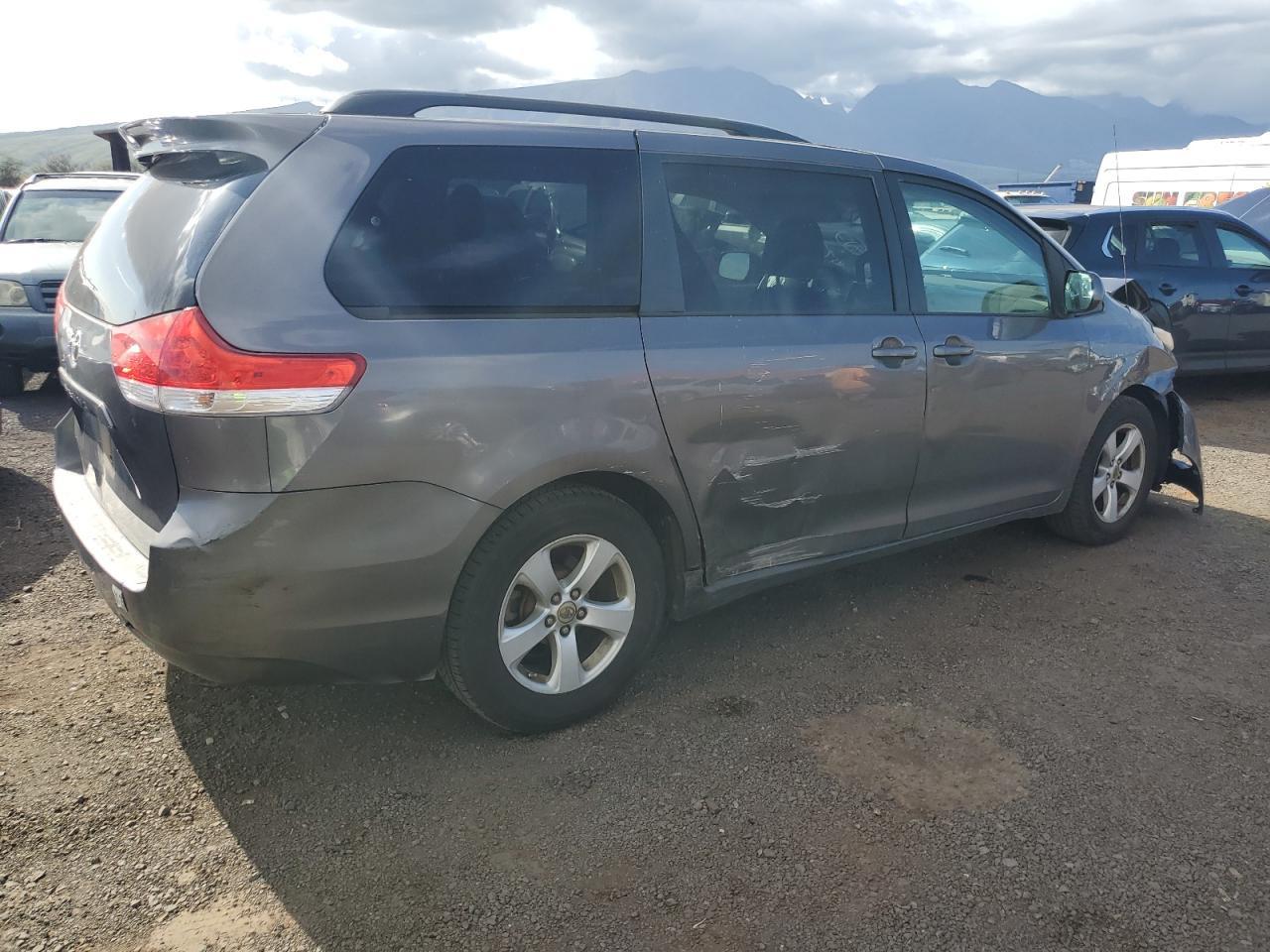 2011 Toyota Sienna Le - Фото 3