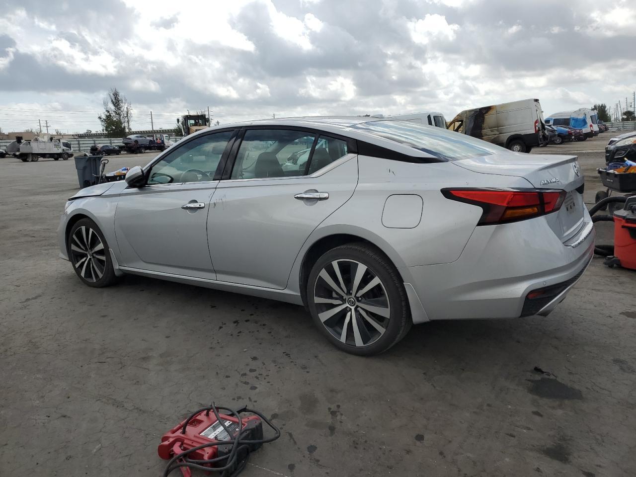 2022 Nissan Altima Platinum - Image 2