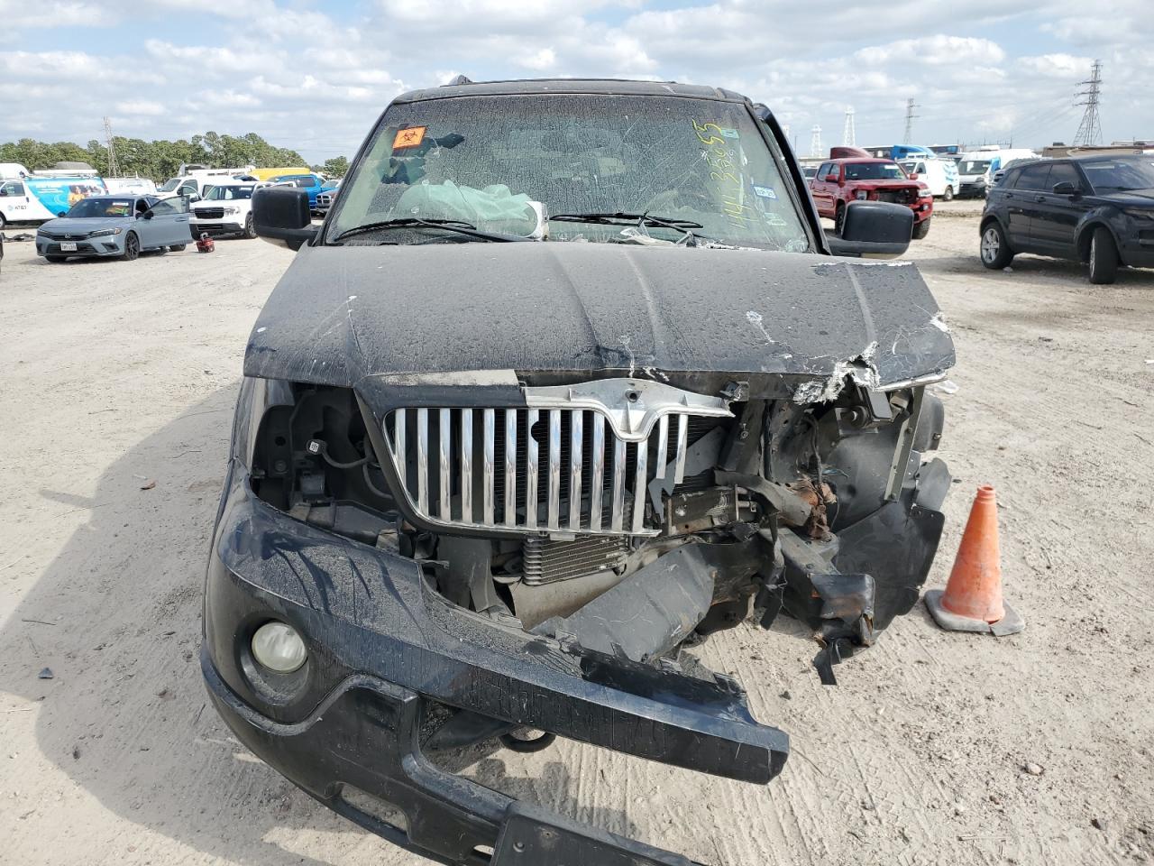 2004 Lincoln Navigator - Image 5