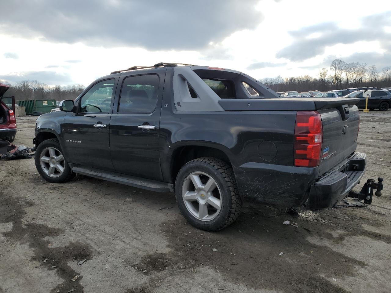 2011 Chevrolet Avalanche Lt - Image 2