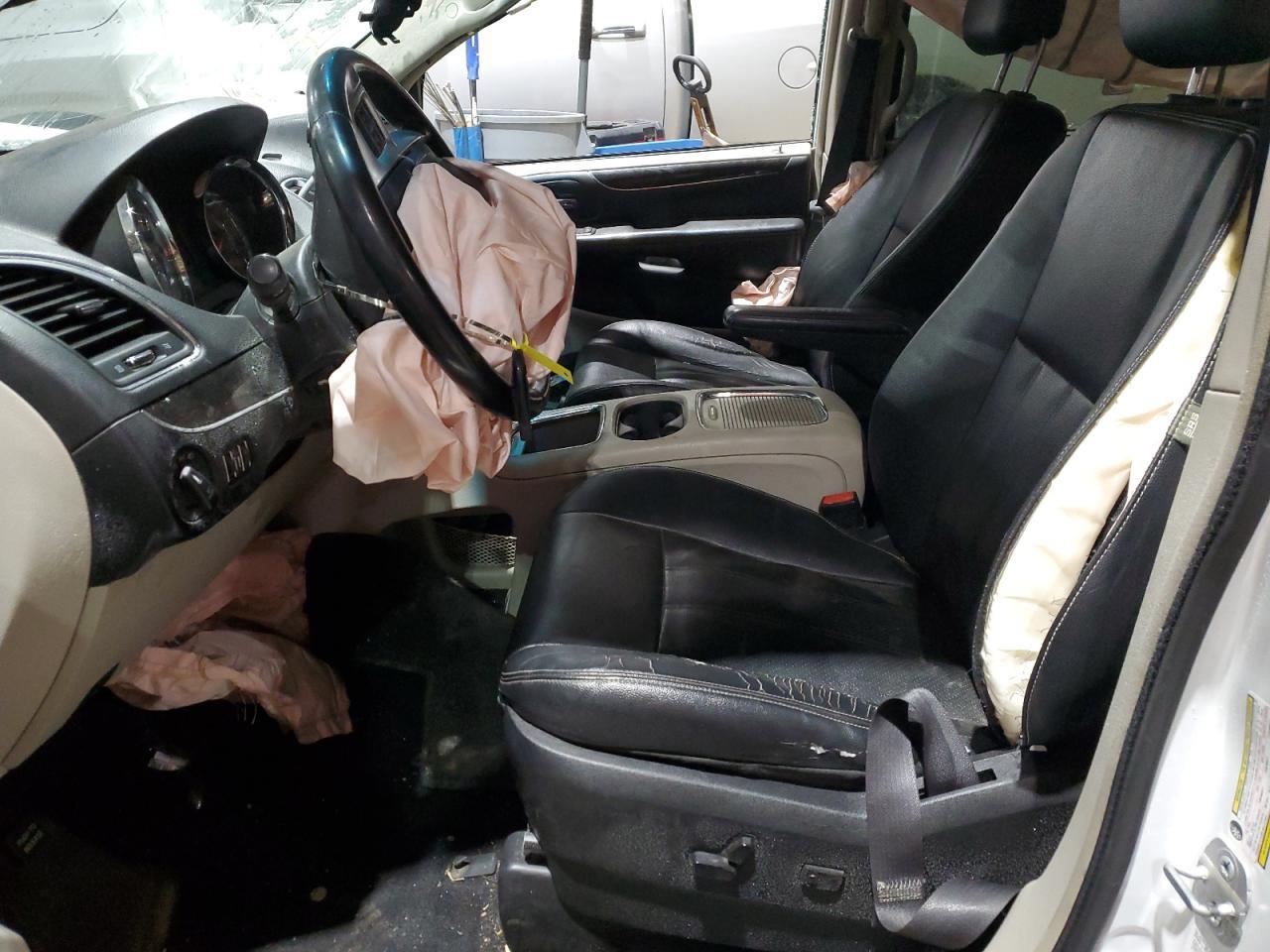 2014 Chrysler Town & Country Touring L - Image 7