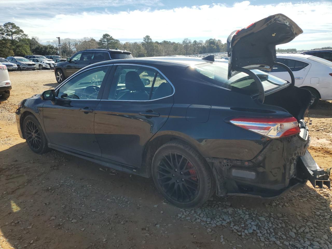 2020 Toyota Camry Se - Фото 2