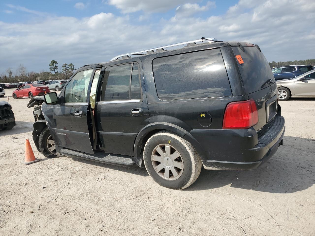 2004 Lincoln Navigator - Image 2