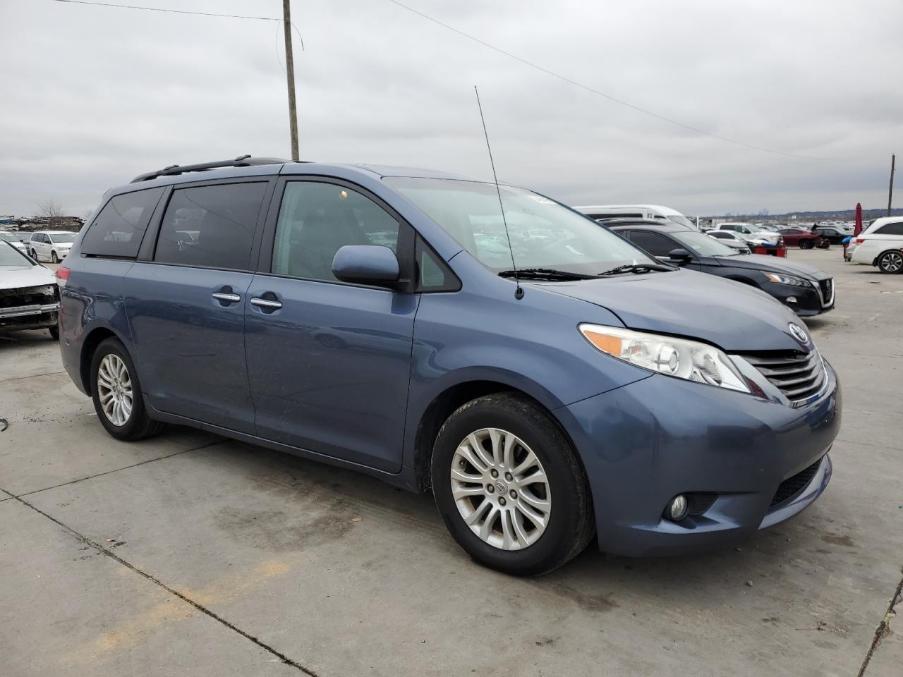 2015 Toyota Sienna Xle - Image 4