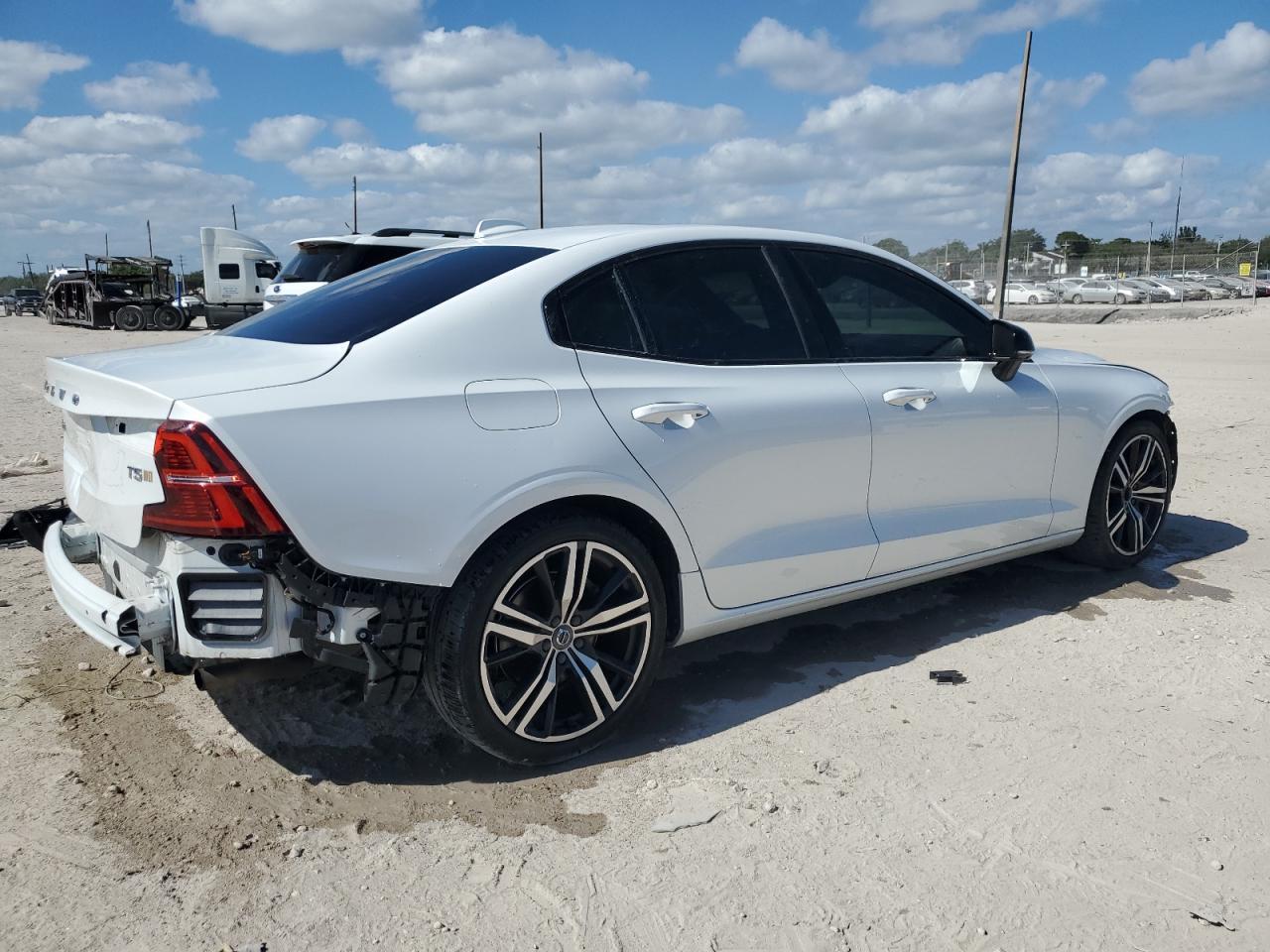 2020 Volvo S60 T5 R-Design - Фото 3