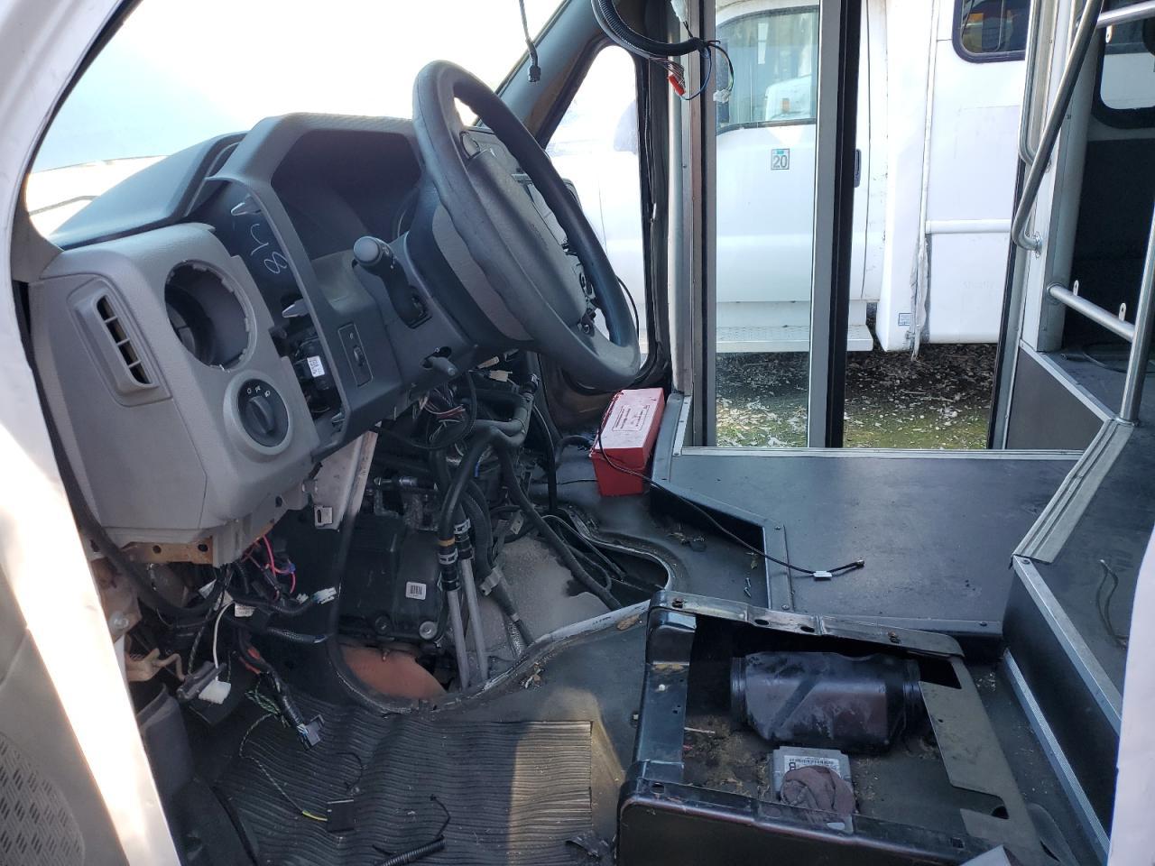 2016 Ford Econoline E450 Super Duty Cutaway Van - Image 7