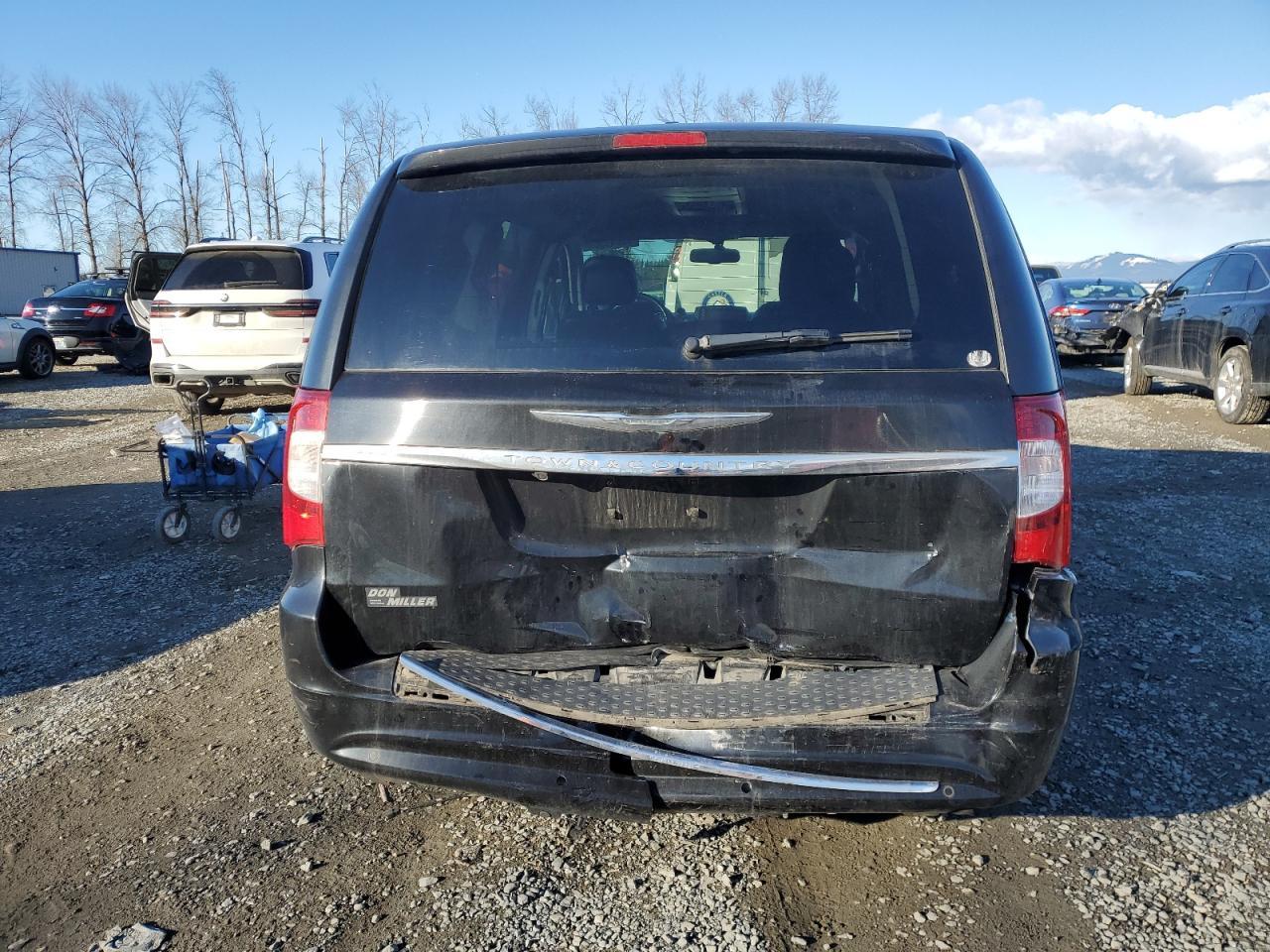 2012 Chrysler Town & Country Touring L - Фото 6