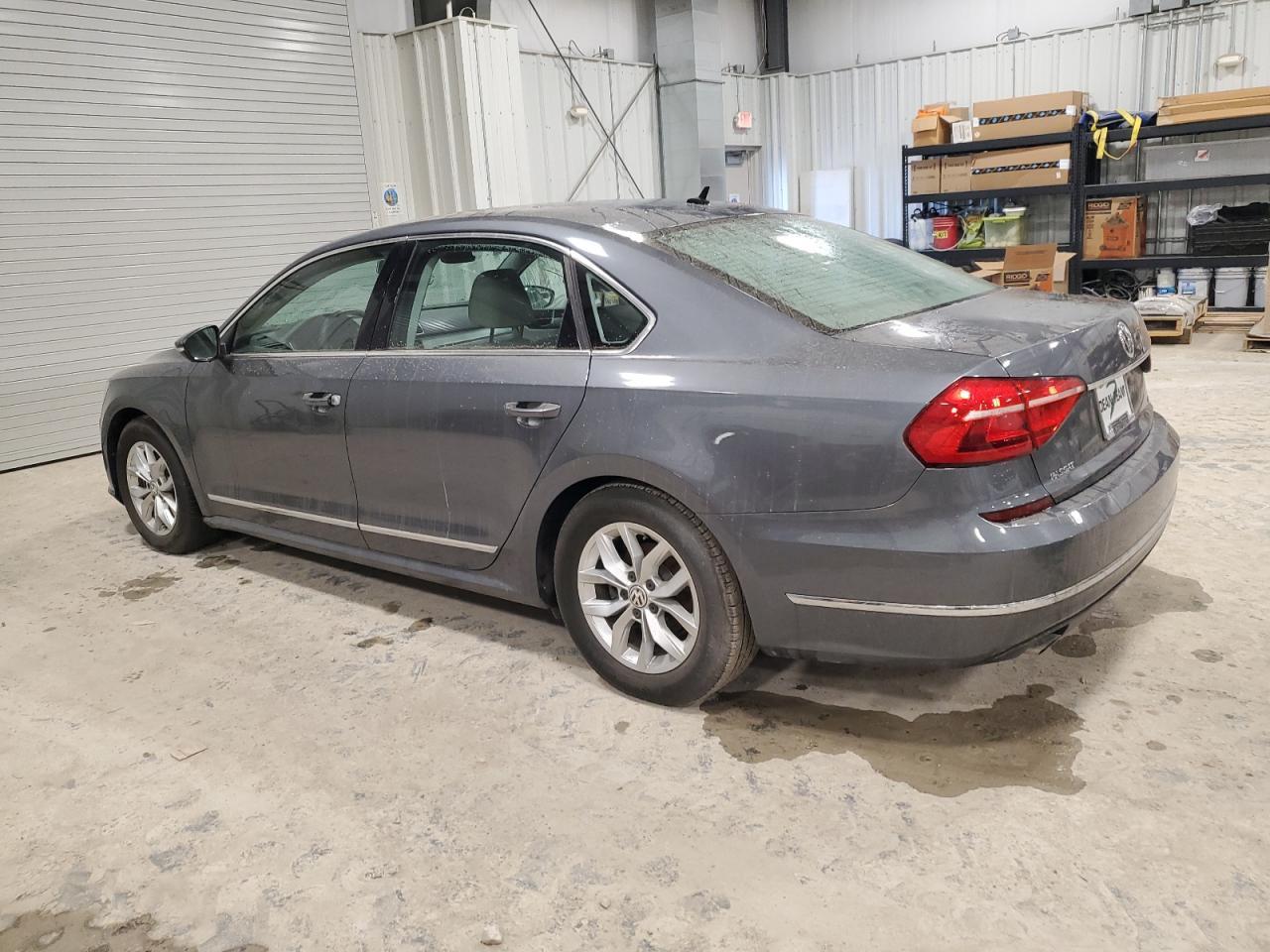 2016 Volkswagen Passat S - Фото 2
