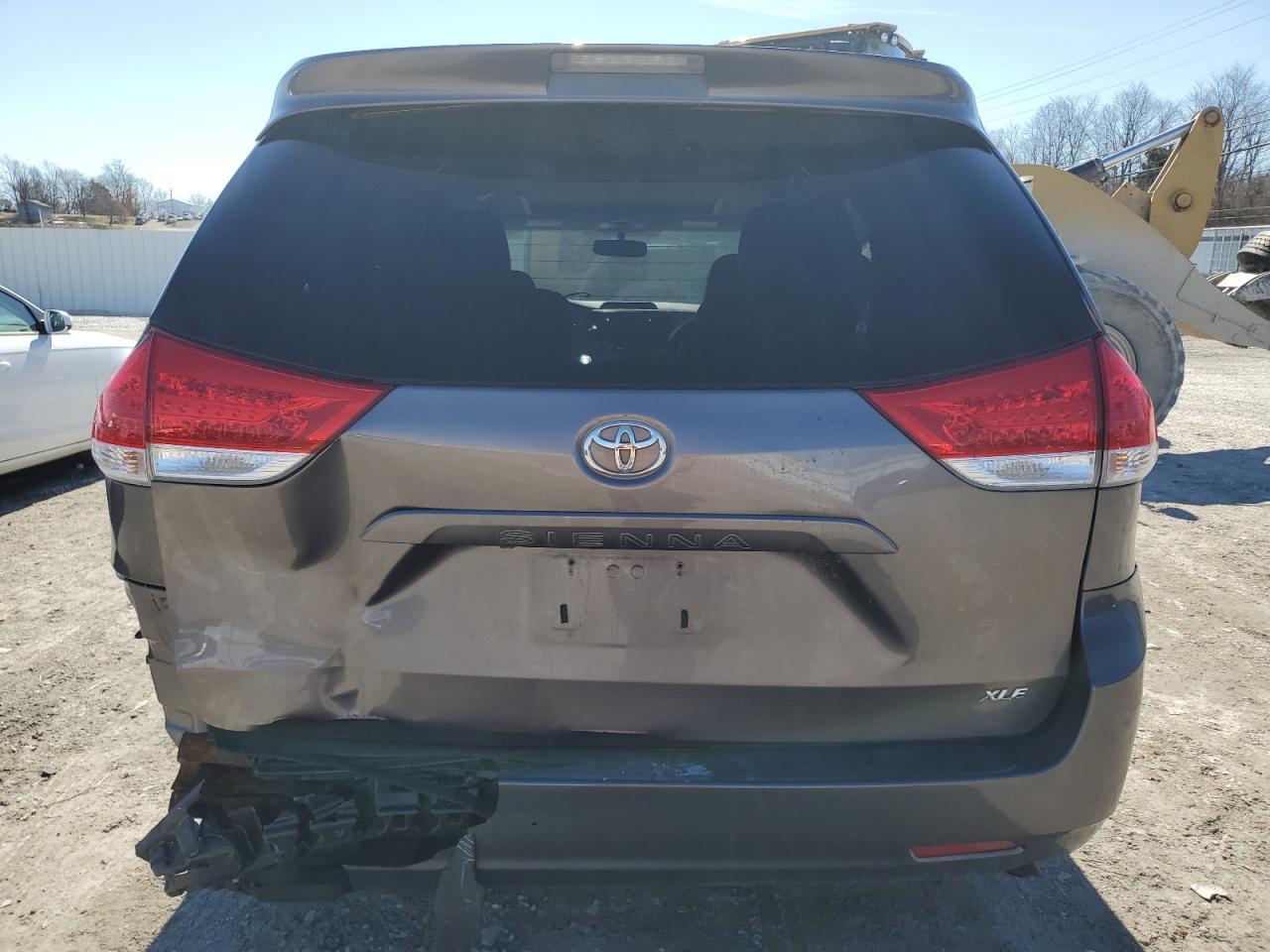 2011 Toyota Sienna Xle - Фото 6