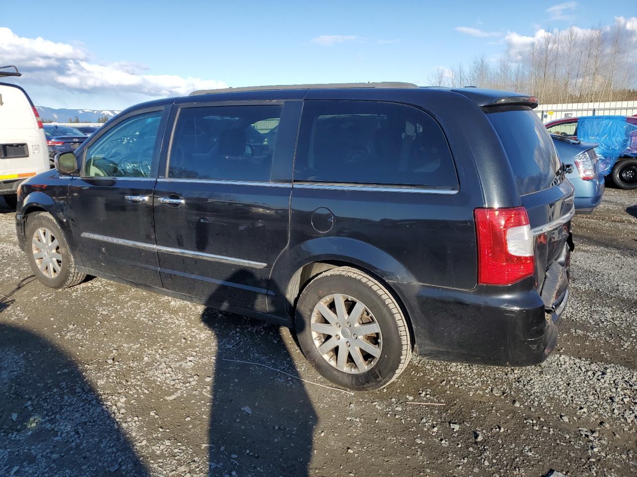 2012 Chrysler Town & Country Touring L - Фото 2