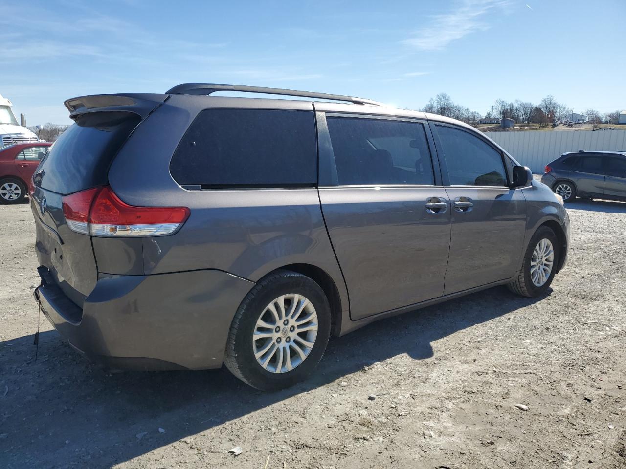 2011 Toyota Sienna Xle - Фото 3