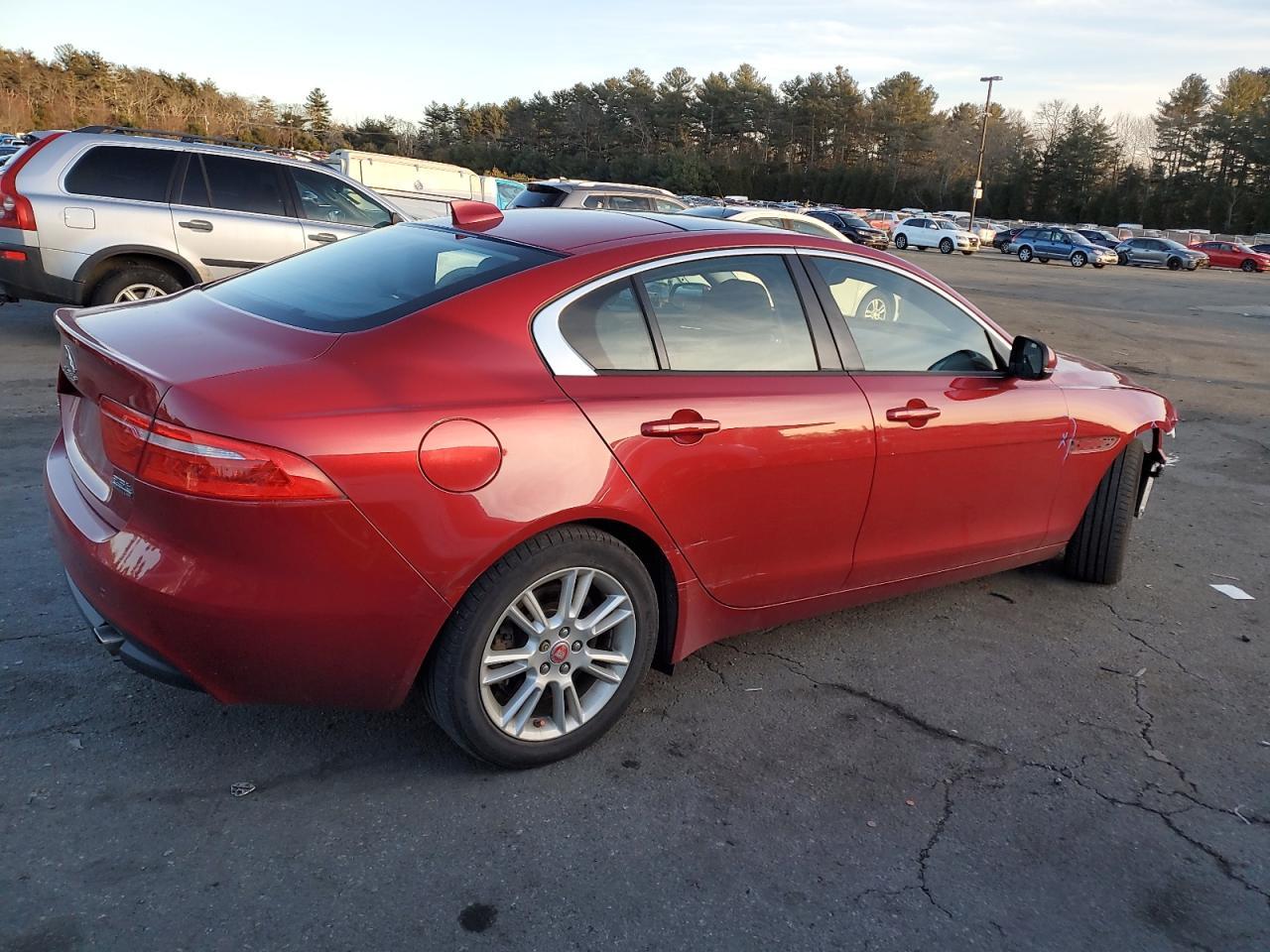 2018 Jaguar Xe Premium - Фото 3