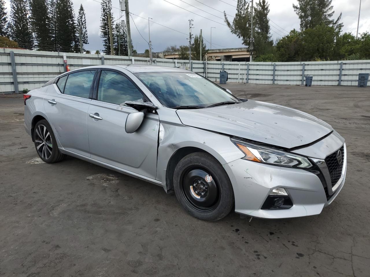 2022 Nissan Altima Platinum - Image 4