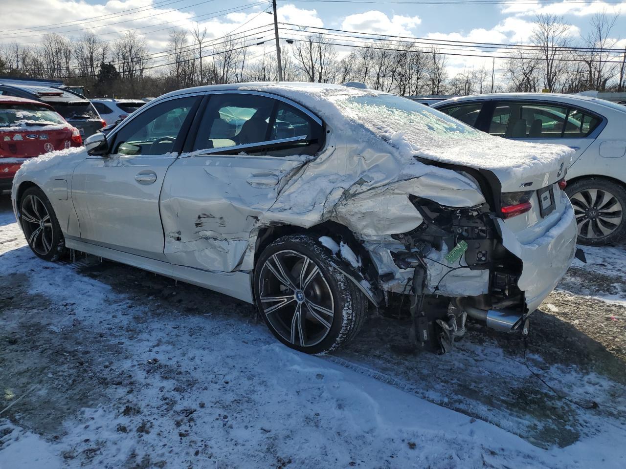 2024 BMW 330Xe - Фото 2