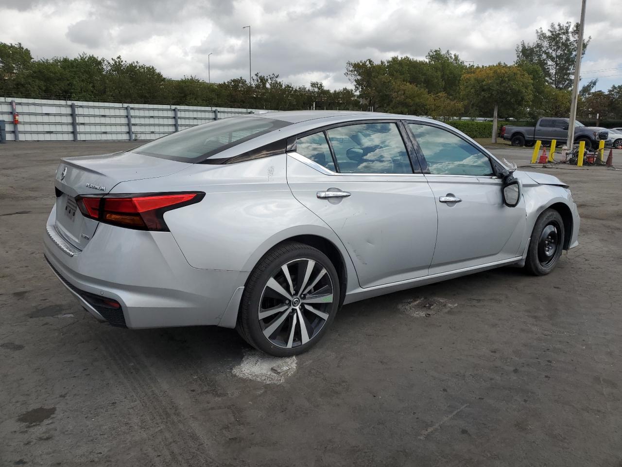 2022 Nissan Altima Platinum - Image 3