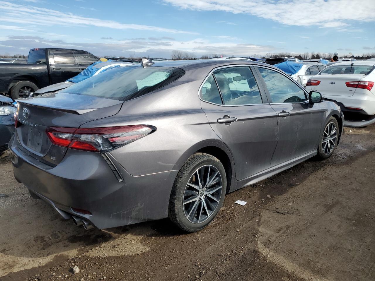 2021 Toyota Camry Se - Фото 3