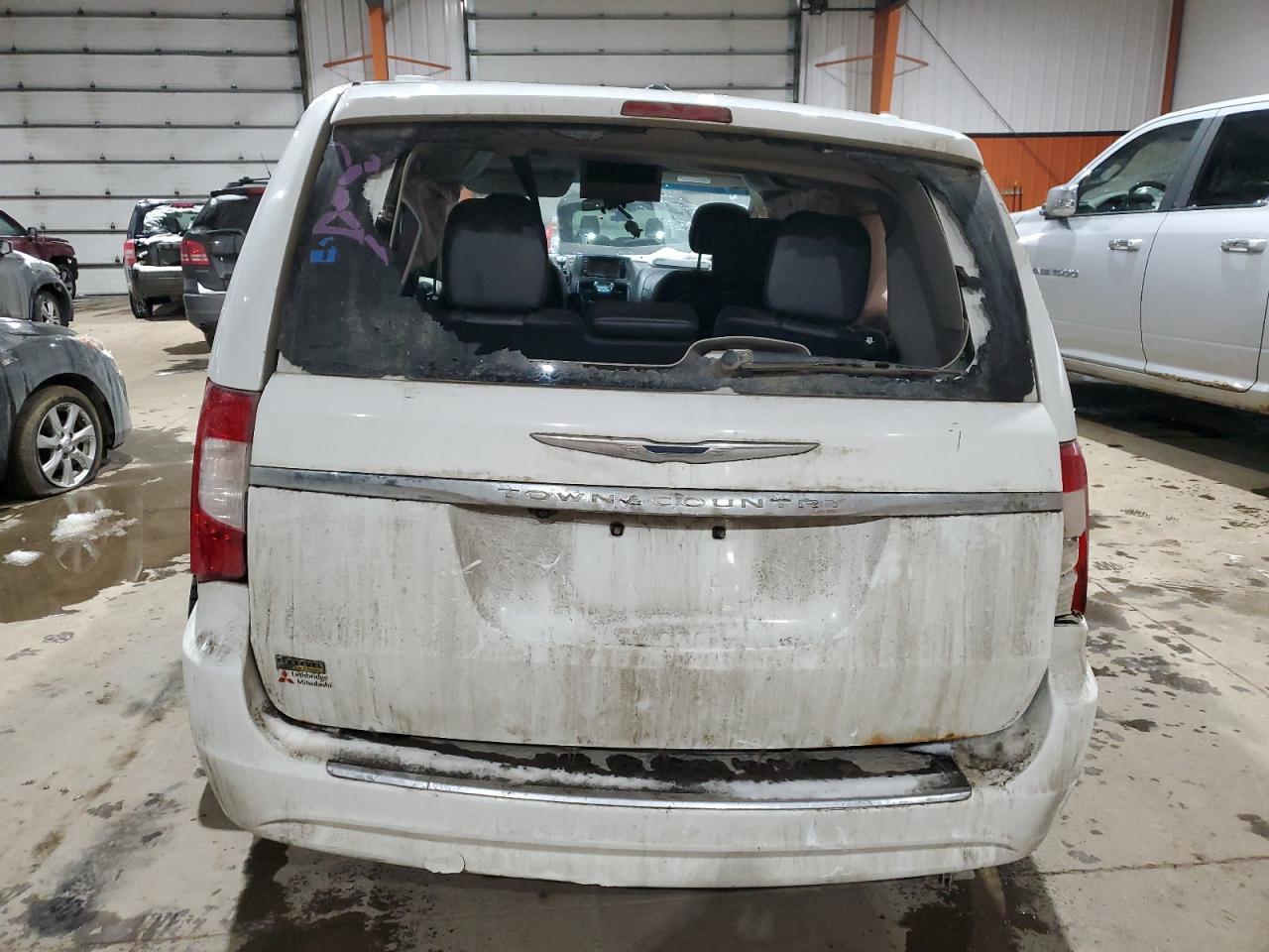 2014 Chrysler Town & Country Touring L - Image 6