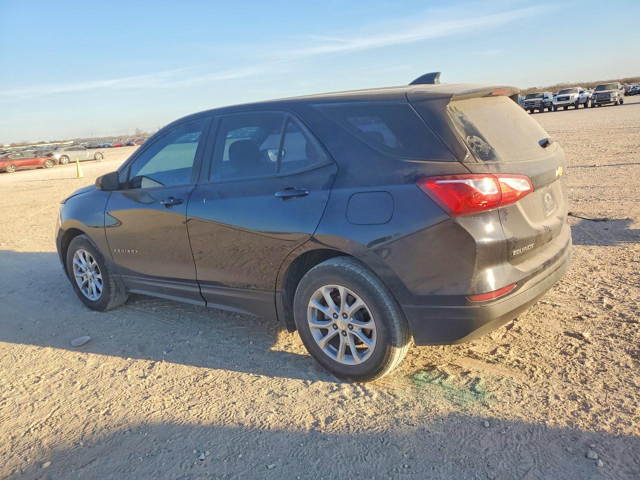 2021 Chevrolet Equinox Ls - Фото 2