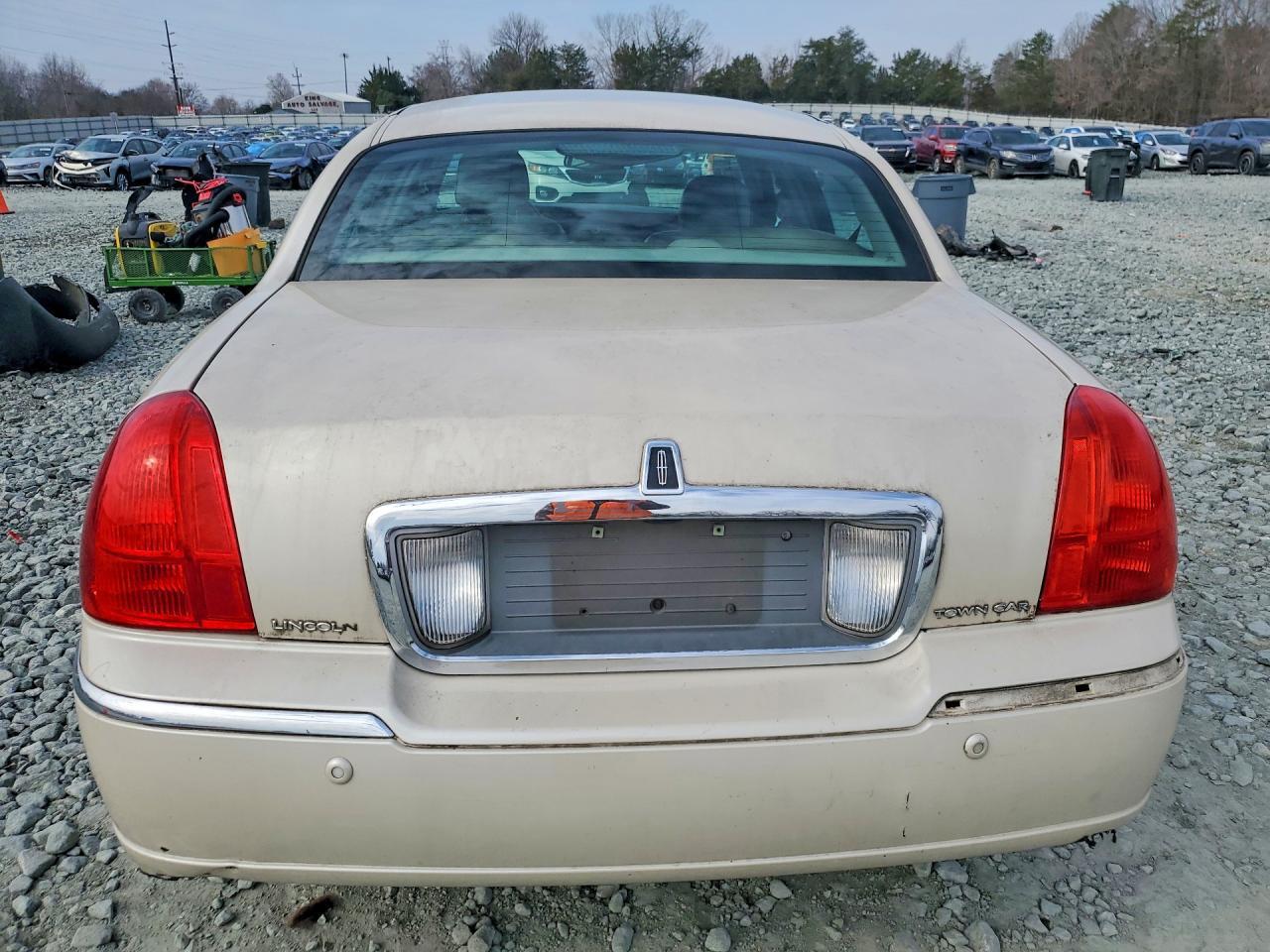 2003 Lincoln Town Car Signature - Image 6