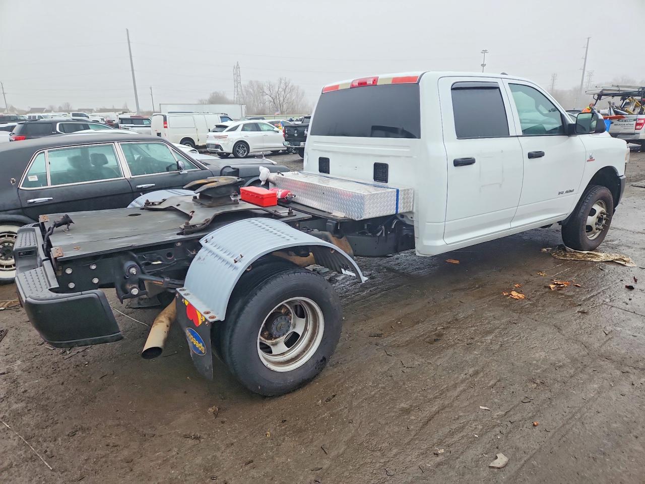 2022 Ram 3500 Truck Cab And Chassis - Фото 3