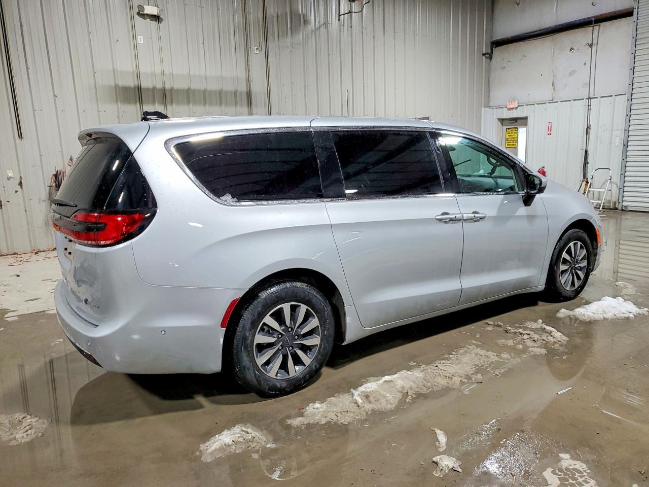 2023 Chrysler Pacifica Hybrid Touring L - Image 3
