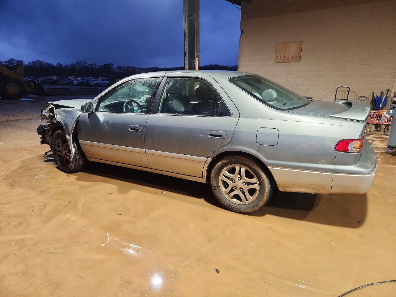 2001 Toyota Camry Le - Фото 2
