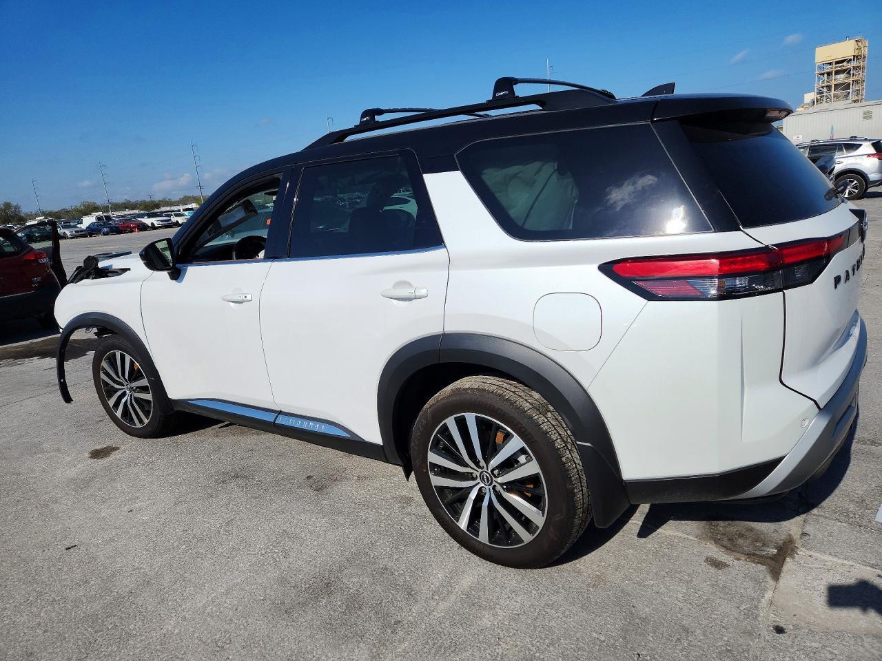 2025 Nissan Pathfinder Platinum - Фото 2