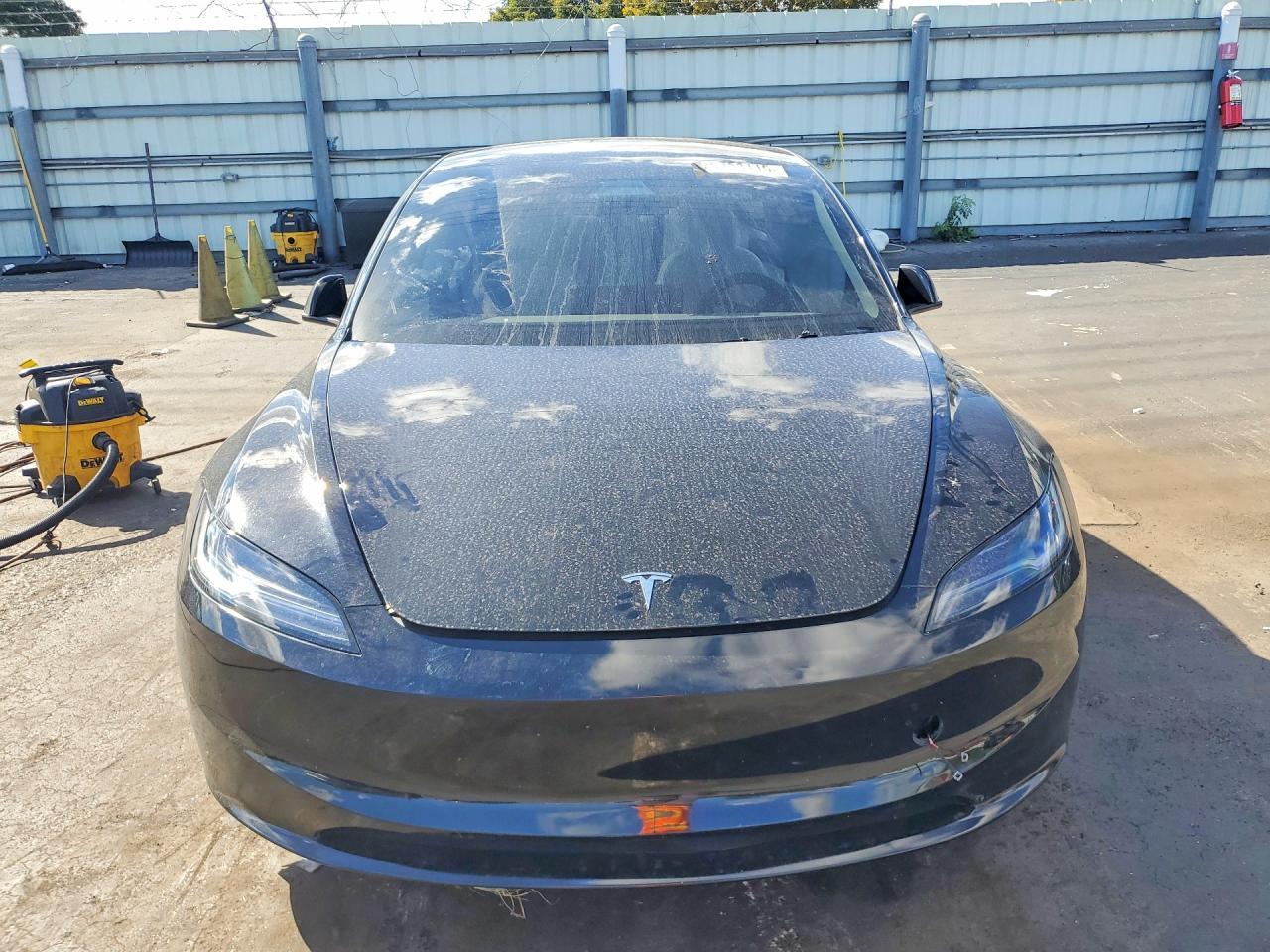 2025 Tesla Model 3 - Фото 5