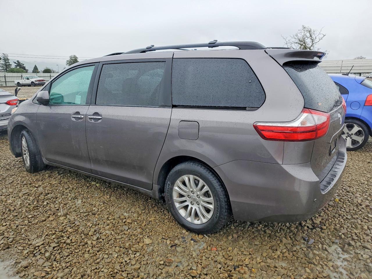 2017 Toyota Sienna Xle - Image 2