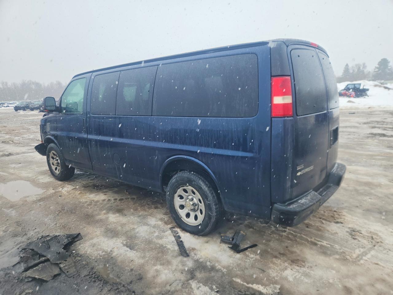 2011 Chevrolet Express G1500 Ls - Фото 2