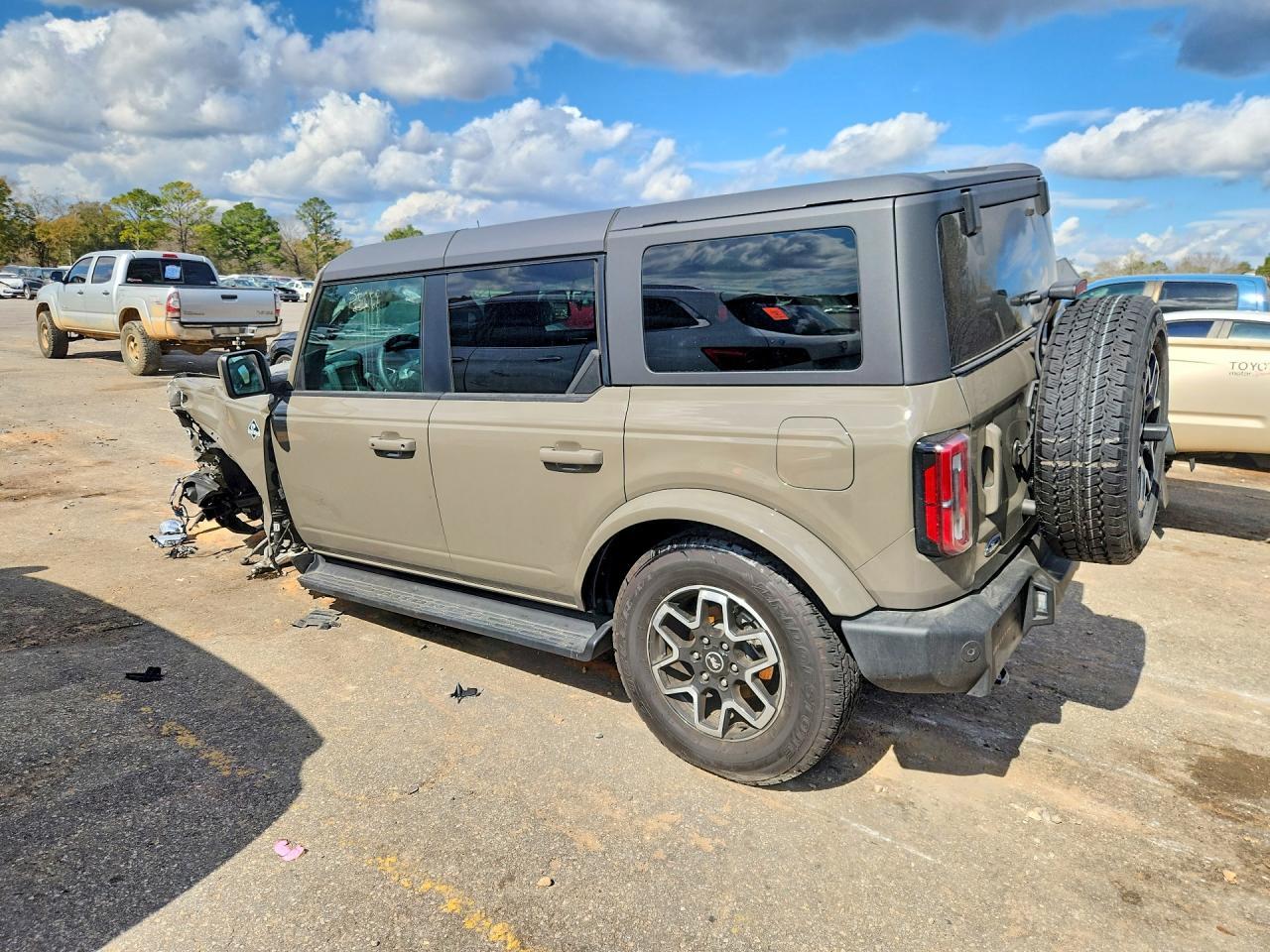 2025 Ford Bronco Outer Banks - Image 2