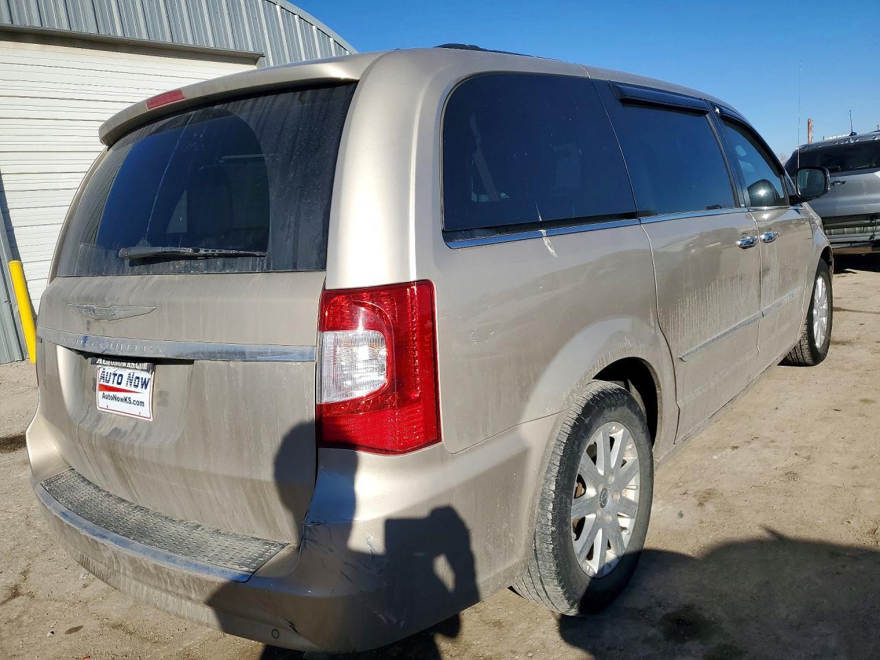 2012 Chrysler Town & Country Touring L - Фото 3