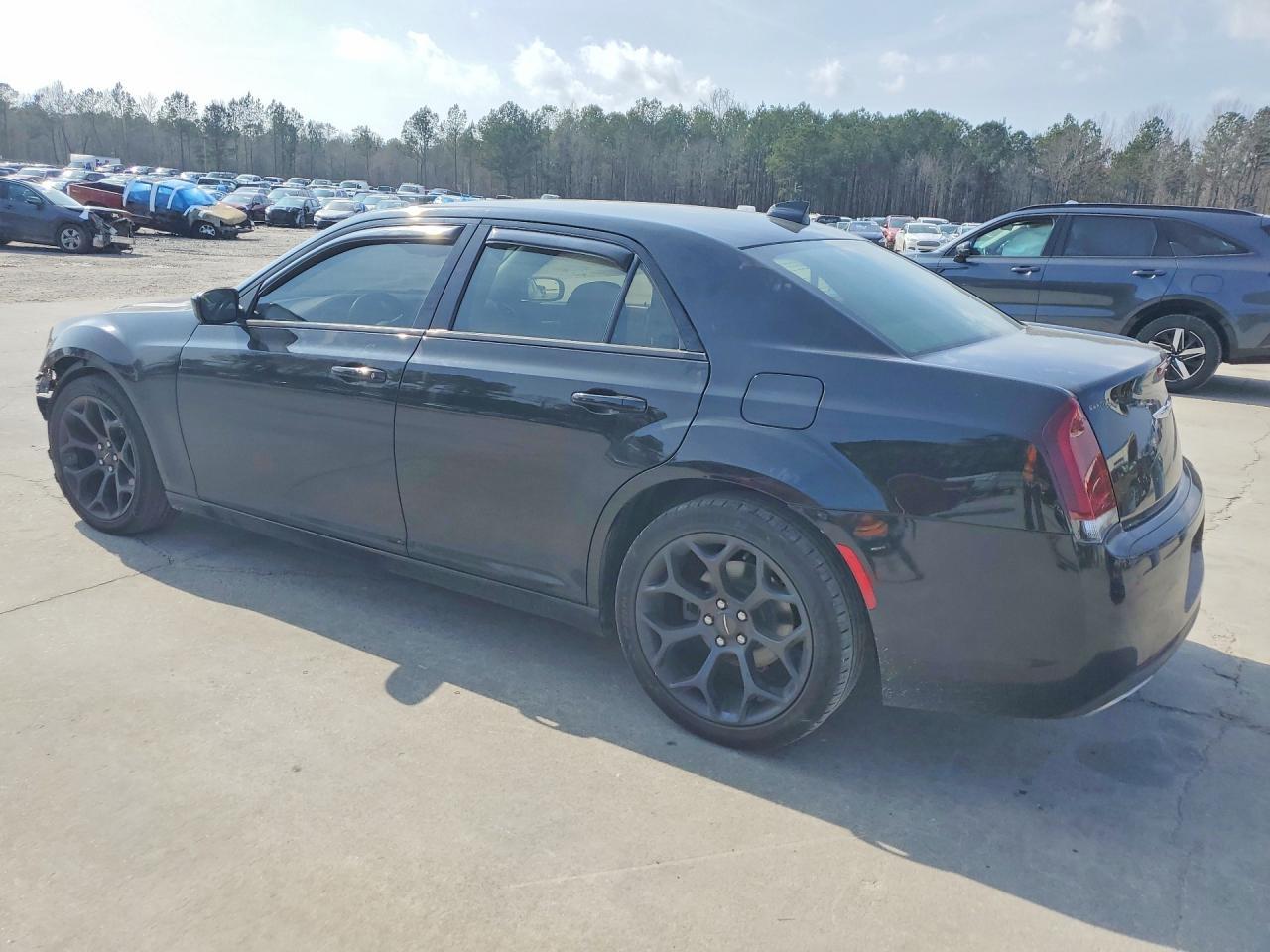 2019 Chrysler 300 Touring - Фото 2
