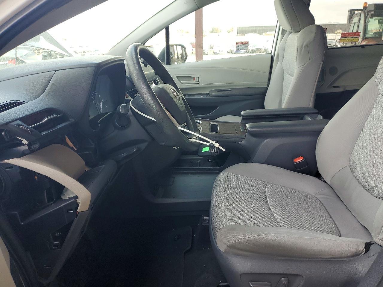 2021 Toyota Sienna Le - Image 7