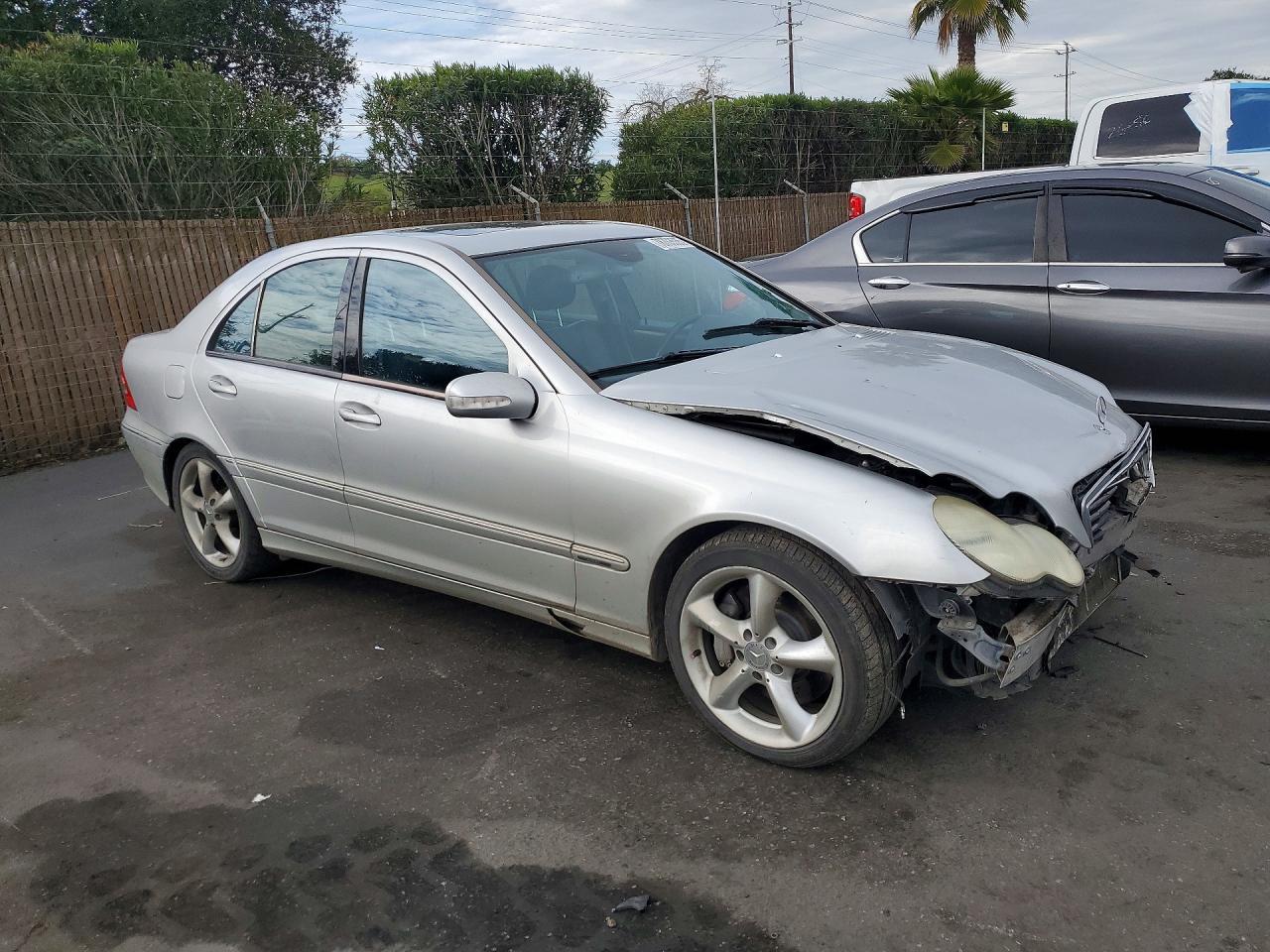 2004 Mercedes-Benz C 230K Sport Sedan - Фото 4