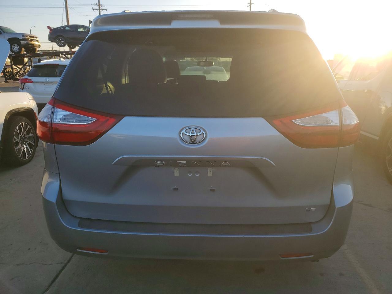 2017 Toyota Sienna Le - Фото 6