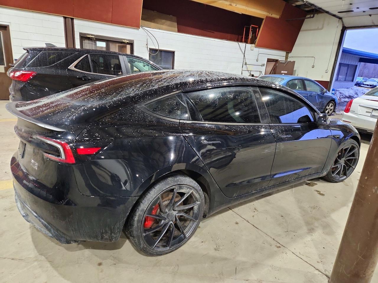 2025 Tesla Model 3 - Фото 3