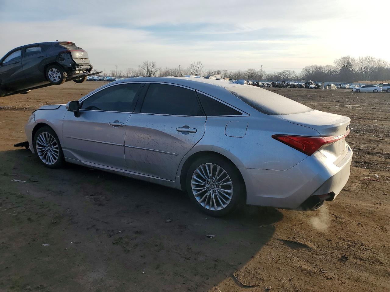 2019 Toyota Avalon Limited - Фото 2