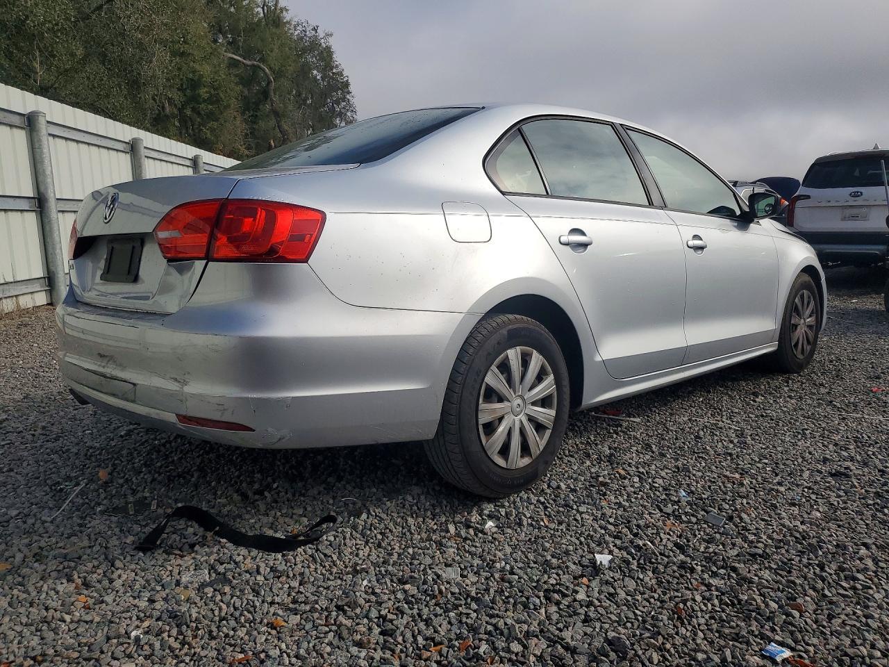2014 Volkswagen Jetta Base - Image 3