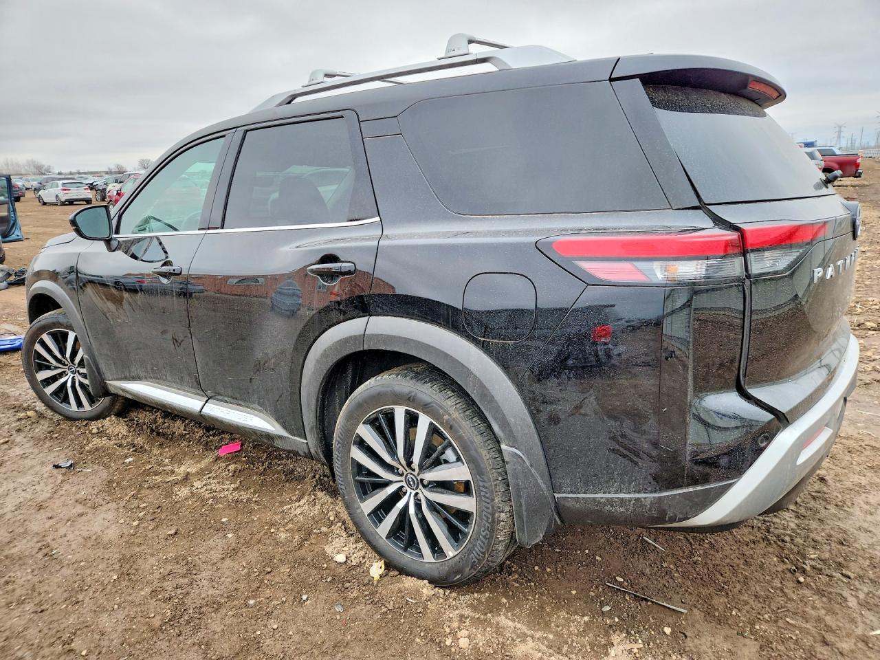 2025 Nissan Pathfinder Platinum - Image 2