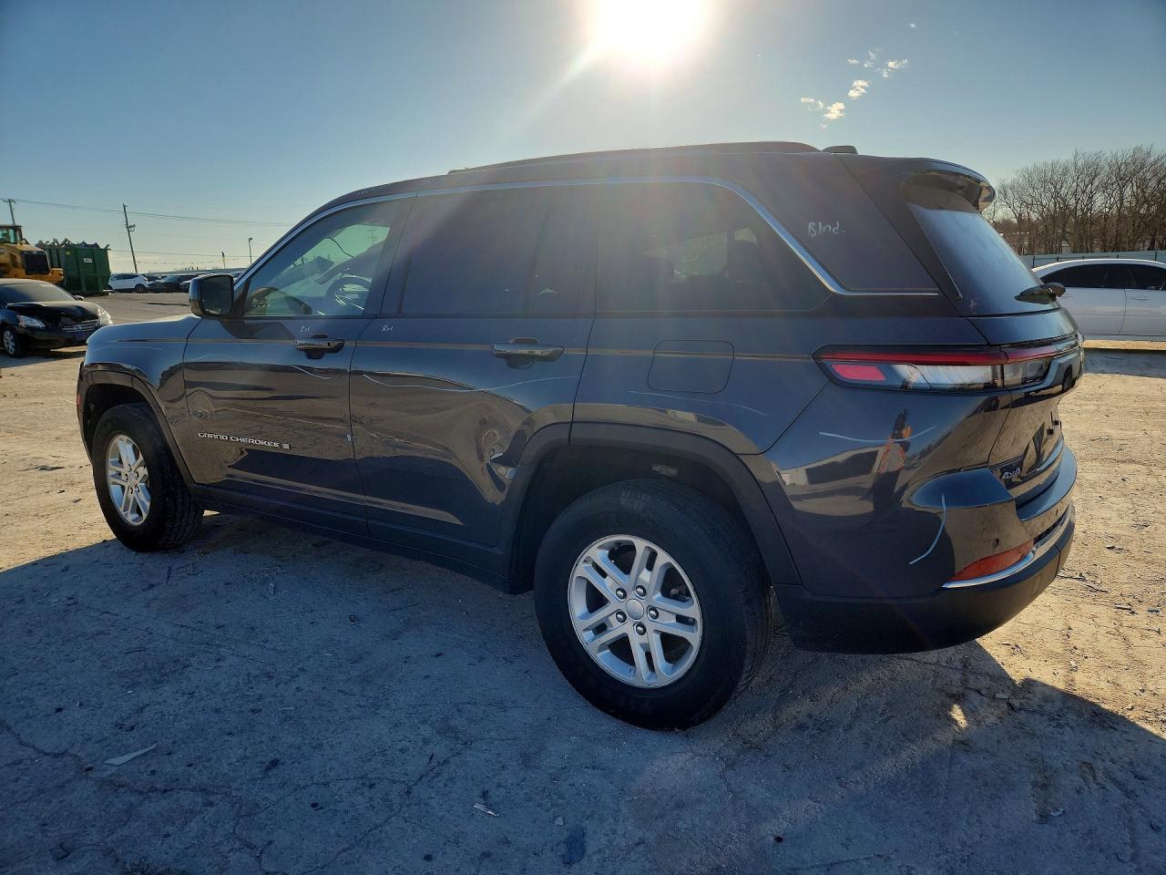 2022 Jeep Grand Cherokee Laredo - Image 2