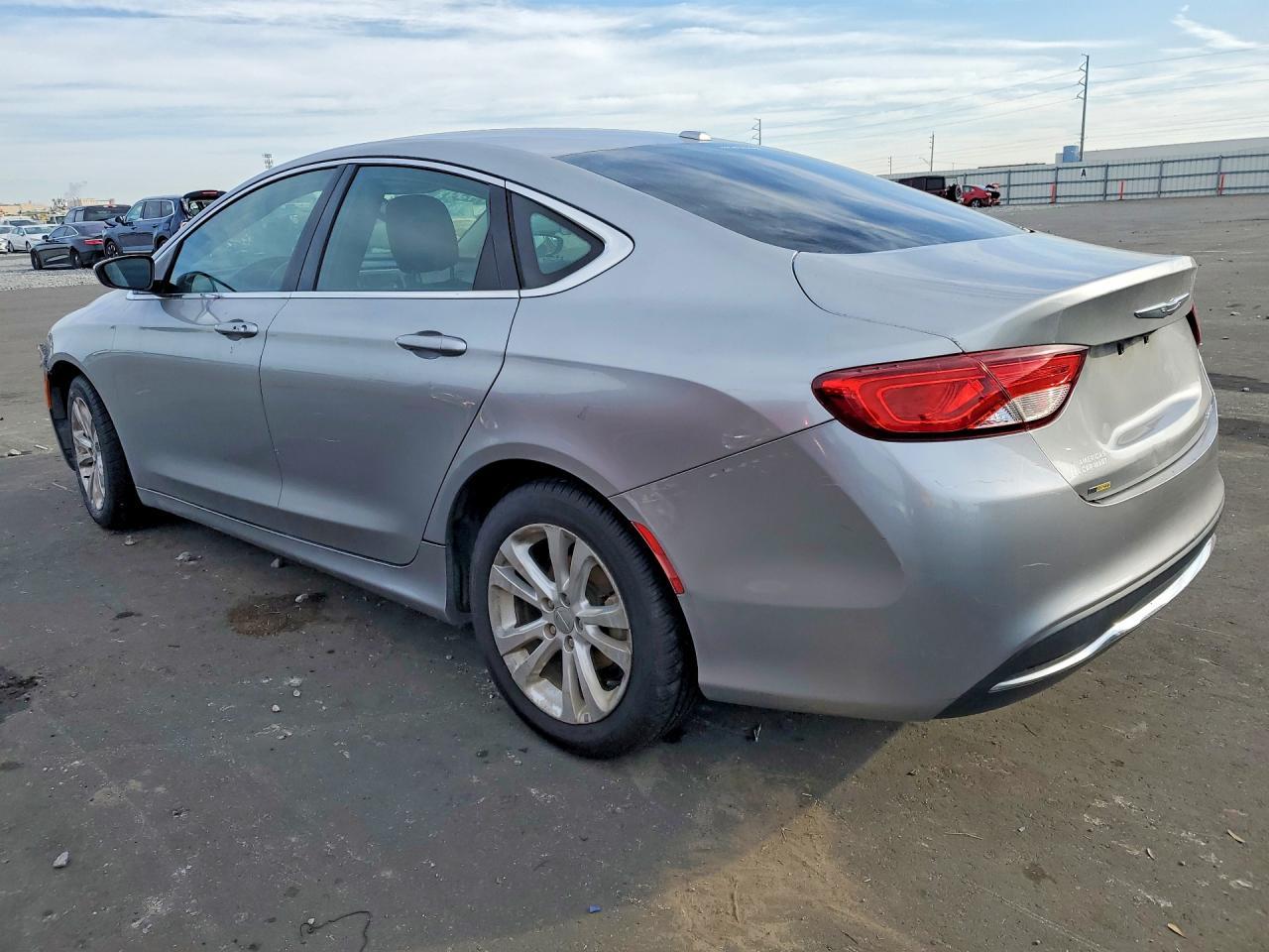 2015 Chrysler 200 Limited - Фото 2